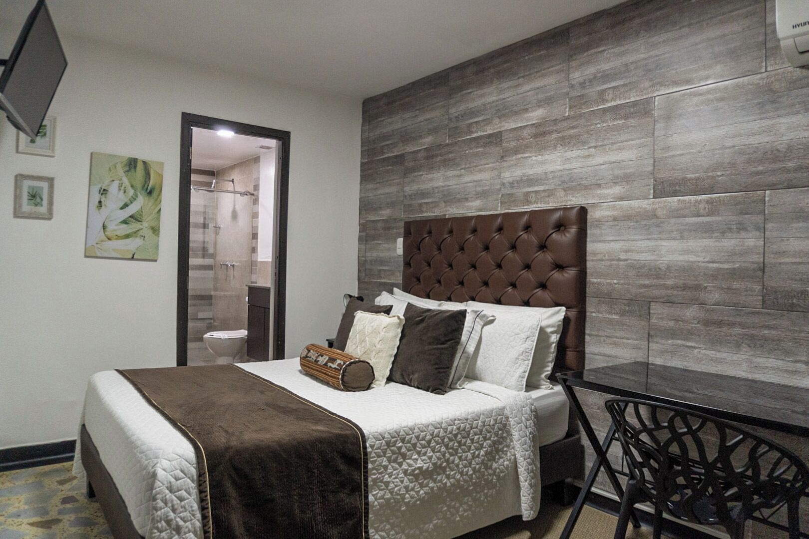 superior double room, 1 queen bed | minibar, desk, iron/ironing board, free wifi