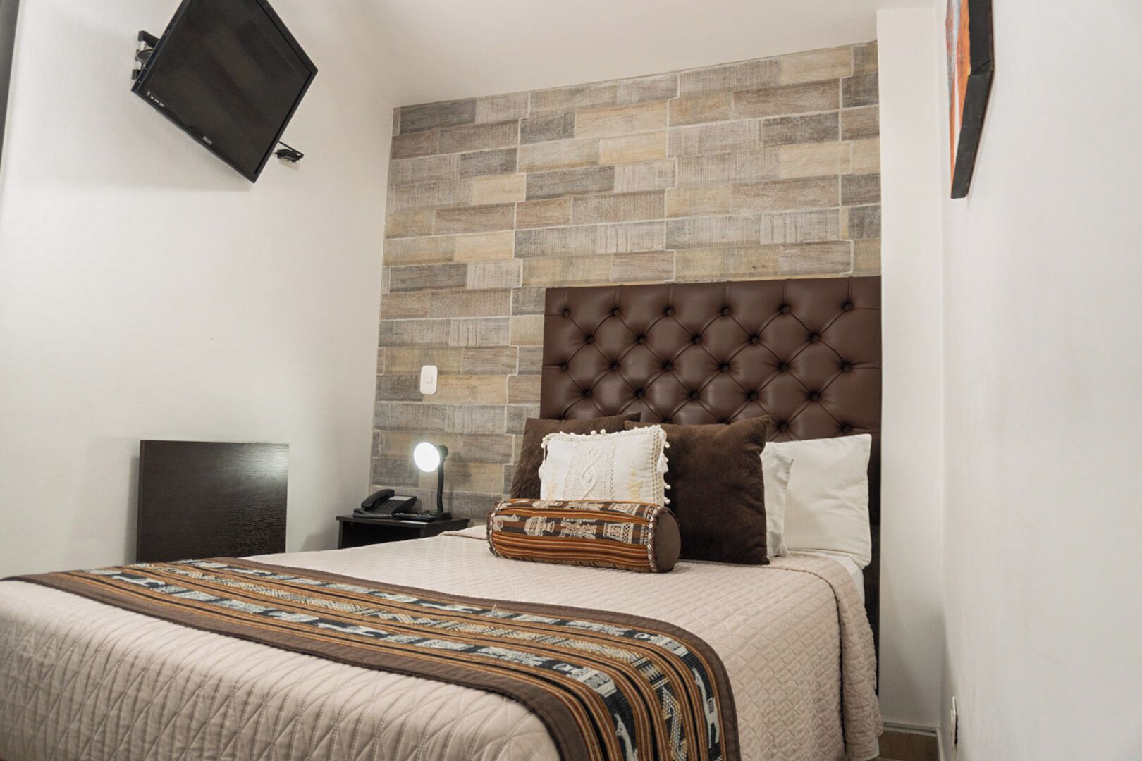 basic single room | minibar, desk, iron/ironing board, free wifi