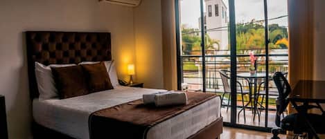 Phòng Suite, ban công | Minibar, bàn, bàn ủi/dụng cụ ủi quần áo