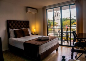 Sviitti, parveke | Minibaari, työpöytä, silitysrauta/-lauta, ilmainen Wi-Fi