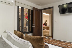 Habitación doble superior, 1 cama Queen size | Minibar, escritorio, tabla de planchar con plancha y wifi gratis 