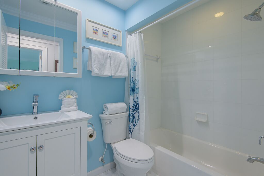 A bathroom with a toilet, sink, and bathtub.