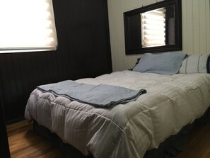 Standard-Doppelzimmer, 1 Doppelbett, Gemeinschaftsbad | Schreibtisch, Bügeleisen/Bügelbrett, kostenloses WLAN, Bettwäsche