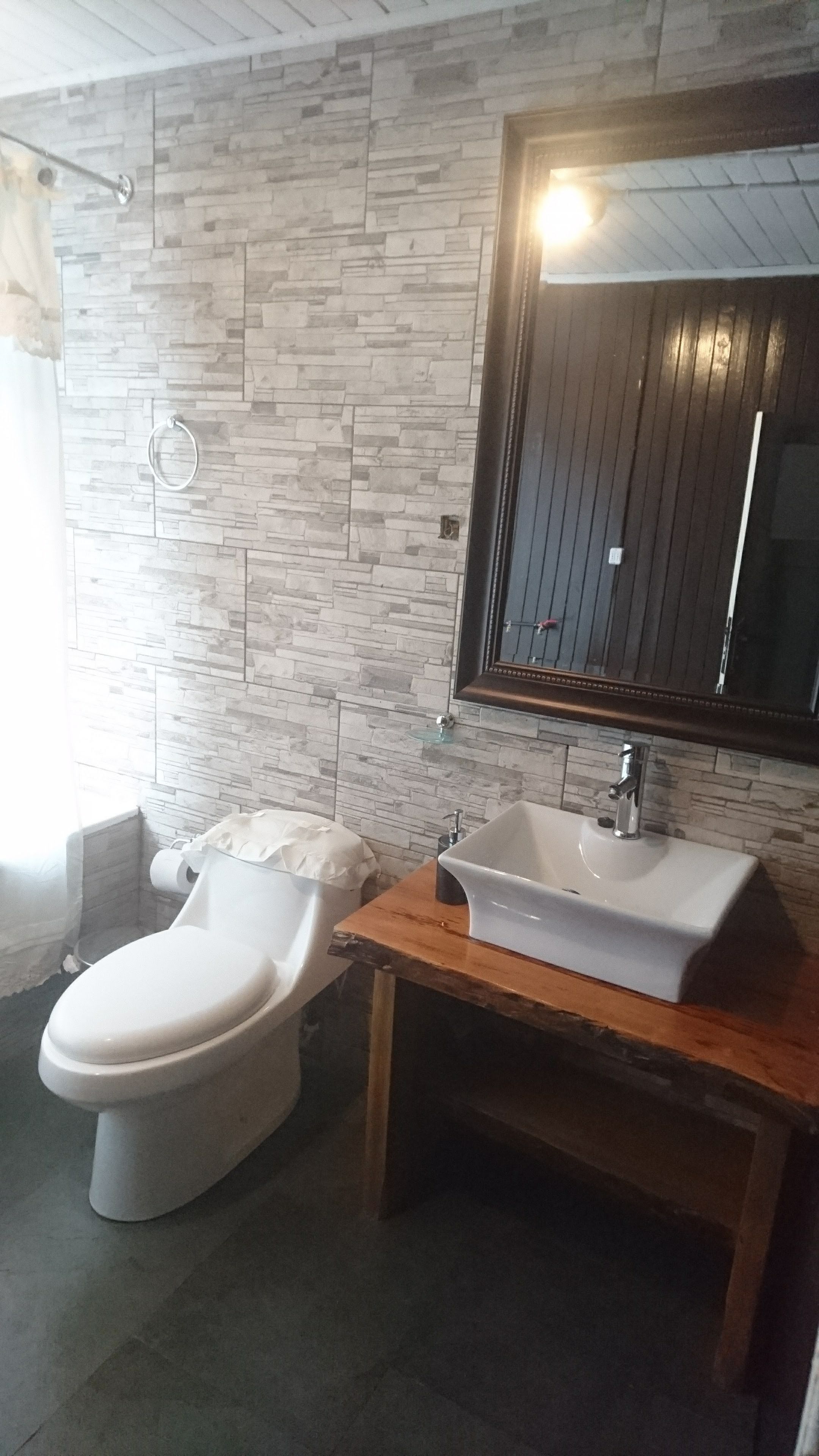 Chambre Double Standard, 1 lit double, salle de bains commune | Salle de bain | Douche, articles de toilette gratuits, sèche-cheveux