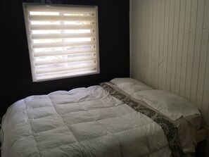 Escritorio, tabla de planchar con plancha, wifi gratis y ropa de cama 