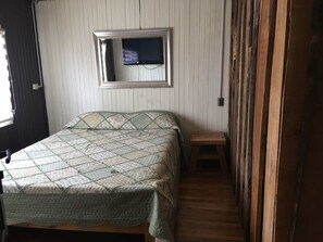 Habitación estándar doble, 1 cama doble, baño compartido | Escritorio, tabla de planchar con plancha, wifi gratis y ropa de cama