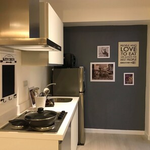 Microwave, cookware/dishes/utensils - 2BR Azure Urban Resort - Maldives Tower (Brgy. Marcelo Green, Parañaque City)