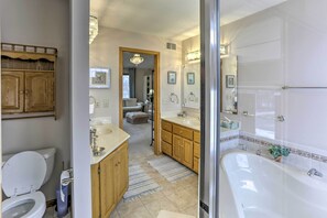Kostenlose Toilettenartikel, Haartrockner, Handtücher