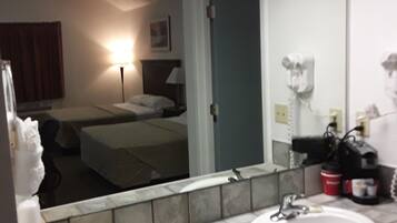 Suite, 2 camas Queen size, para no fumadores | Baño | Tina con regadera, secadora de cabello, toallas