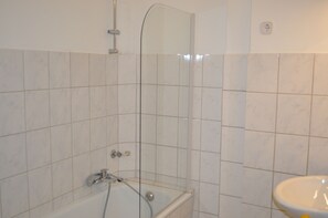Apartamento standard, 2 quartos, vista para o jardim | Banheiro | Secador de cabelo, toalhas de banho, papel higiênico 