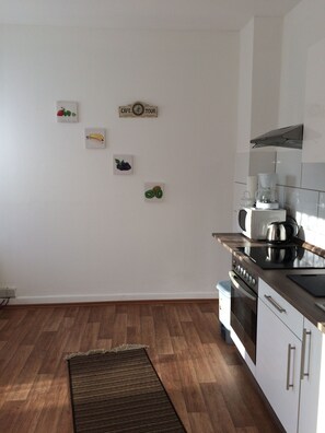 Apartament estàndard, 2 dormitoris, vistes al jardí | Cuina privada | Frigorífic, microones, placa de cuina i cafetera i tetera 