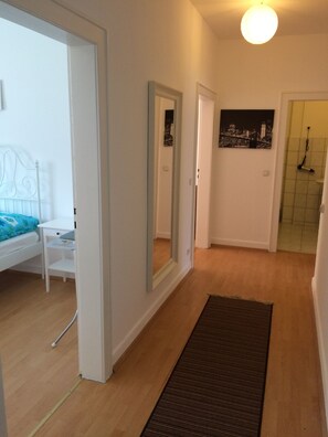 Apartamento estándar, 2 habitaciones, vistas al jardín | Tabla de planchar con plancha, wifi gratis, ropa de cama