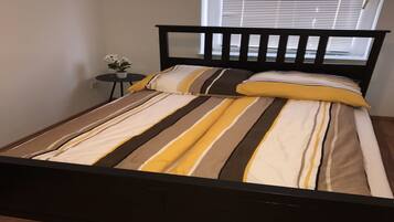 Apartamento Deluxe, 2 habitaciones | Tabla de planchar con plancha, wifi gratis, ropa de cama