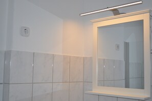 Apartamento estándar, 2 habitaciones, vistas al jardín | Baño | Secador de pelo, toallas y papel higiénico