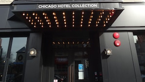The Chicago Hotel Collection entrance with a marquee sign and two red buttons on the wall. - The Chicago Hotel Collection - Wrigleyville (Chicago)