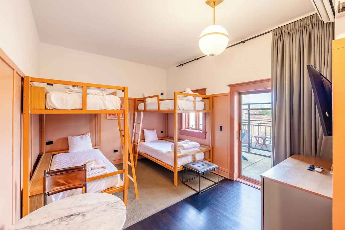 Suite estudio, varias camas, Terraza | Ropa de cama de alta calidad y caja de seguridad en la habitación