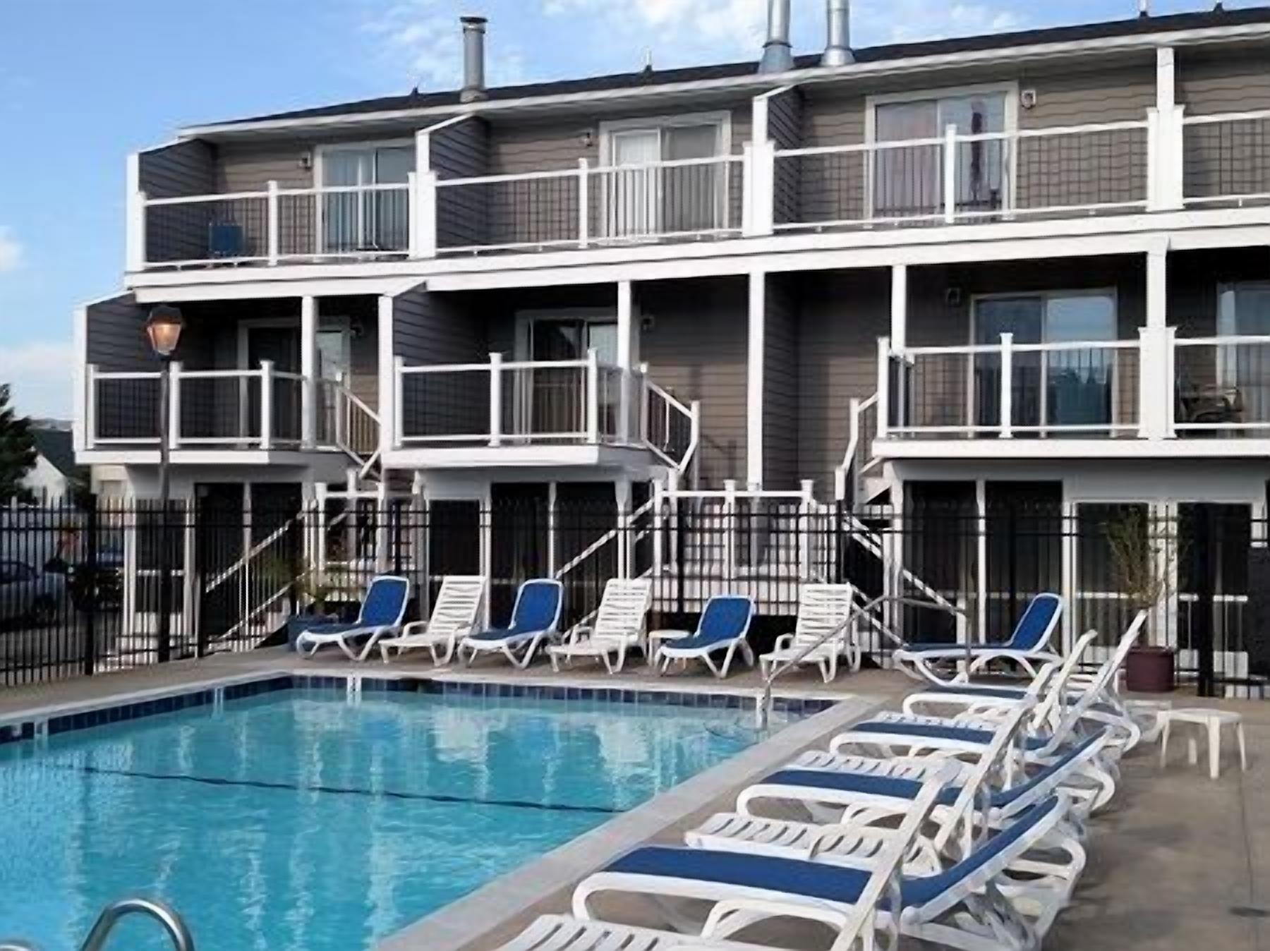 FREE Activities. LINENS INCLUDED*! MINI WEEKS AVAIL/COMMUNITY POOL/OCEAN BLOCK - A multi level town home