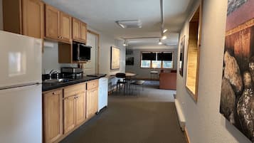 Family Suite, 1 Bedroom, Non Smoking, Kitchen | Private kitchen | Full-sized fridge, stovetop, coffee/tea maker, cookware/dishes/utensils