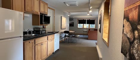 Family Suite, 1 Bedroom, Non Smoking, Kitchen | Dapur peribadi | Peti sejuk/penyejuk beku saiz penuh, dapur, pembancuh kopi/teh