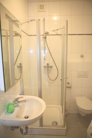 Appartement Familial, 2 chambres, vue ville | Salle de bain