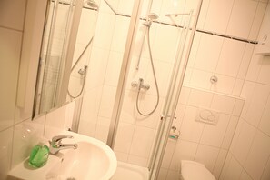 Departamento familiar, 2 habitaciones, vista a la ciudad | Baño | Regadera, secadora de cabello, toallas 