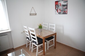 Family Apartment, 2 Bedrooms, City View | In-room dining - Bermuda Apartment Bochum City (Bochum)