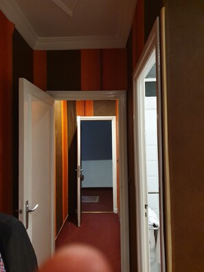 Decoración personalizada, muebles diferentes y cortinas blackout 