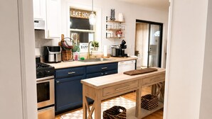 Cafetera y tetera, refrigerador, microondas y horno