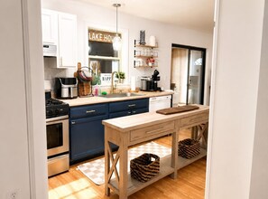 Coffee/tea maker, fridge, microwave, oven - Lakella: Beach, Pool & Ski Retreat in the Hideout (Hamlin)