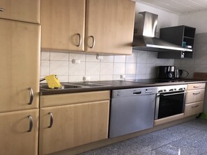 Family Apartment, 2 Bedrooms, City View | Private kitchen | Full-size fridge, microwave, oven, stovetop - White House Bochum II (Bochum)