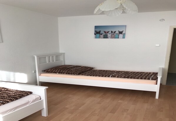 Family Apartment, 2 Bedrooms, City View | 2 bedrooms, desk, soundproofing, iron/ironing board - White House Bochum II (Bochum)