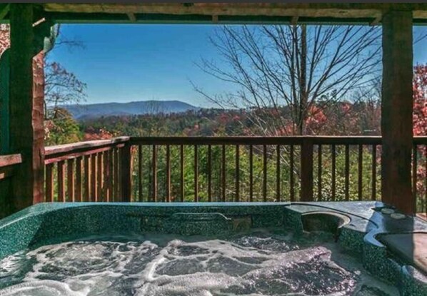 Outdoor spa tub - Log cabin with AMAZING VIEWS and full- sized outdoor hanging bed! (Sevierville)