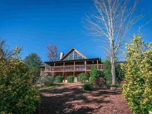 Exterior - Log cabin with AMAZING VIEWS and full- sized outdoor hanging bed! (Sevierville)