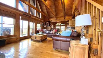 Smart-tv, eldstad, dvd-spelare och böcker