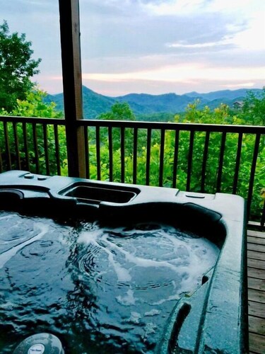 Luxury Rustic Wood Cabin Breathtaking Mountain View’s HotTub, Fast WiFi, POOL 