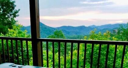 Luxury Rustic Wood Cabin Breathtaking Mountain View’s HotTub, Fast WiFi, POOL