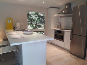 Wasserkocher mit Kaffee-/Teezubehör, Kühlschrank, Mikrowelle, Ofen