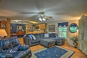 TV, video game console, Netflix, DVD player - Hot Tub & Deck: Tranquil Home Near Grand Lake (Grove)