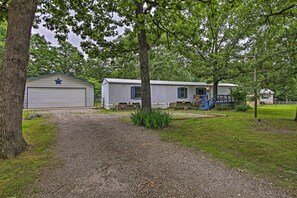 Exterior - Hot Tub & Deck: Tranquil Home Near Grand Lake (Grove)