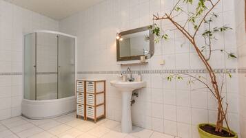 Comfort Apartment, 2 Bedrooms | Bathroom | Bathtub, deep-soaking bathtub, free toiletries, hair dryer
