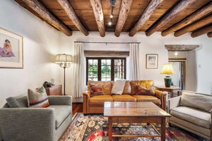 Smart-TV, Kamin, Netflix, Streaming-Dienste