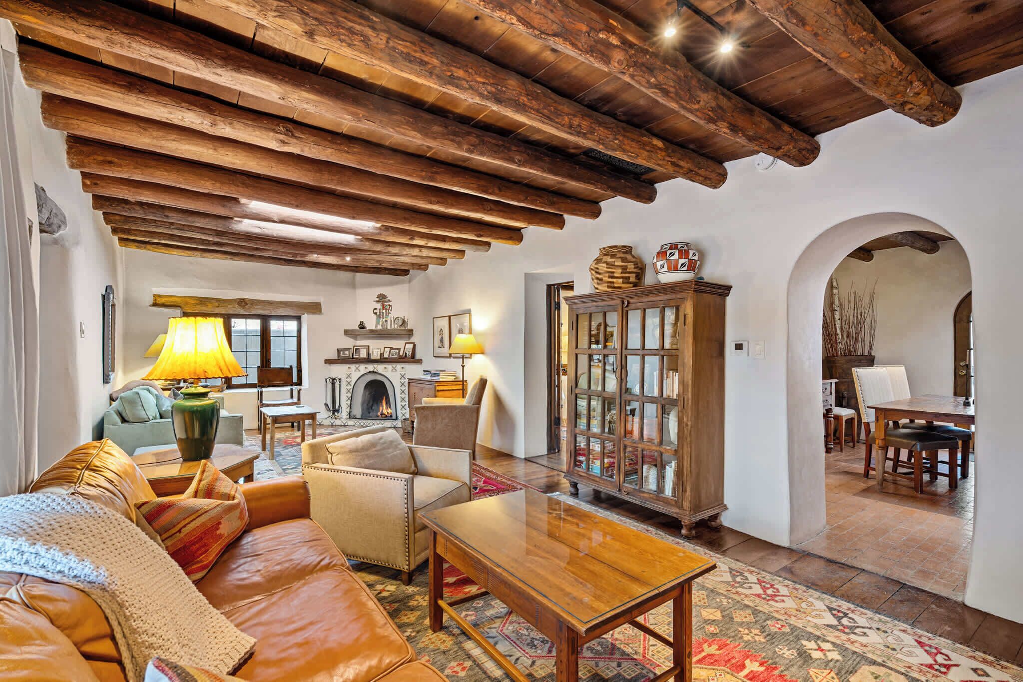 Smart TV, fireplace, Netflix, streaming services