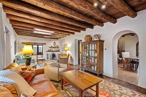 Smart-TV, Kamin, Netflix, Streaming-Dienste