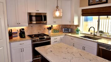 KylskÄp, mikrovÄgsugn, ugn och spishÀll