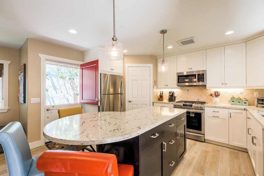 Jääkaappi, mikroaaltouuni, uuni, liesi