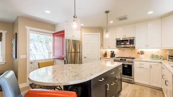 KylskÄp, mikrovÄgsugn, ugn och spishÀll