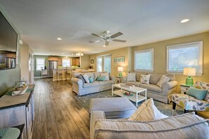 TV - Wildwood Townhome w/ Patio: 1 Block To The Beach! (Wildwood)