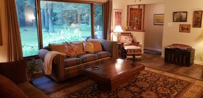 Smart TV, fireplace, books, offices - A sanctuary just 15 minutes from Detroit (Southfield)