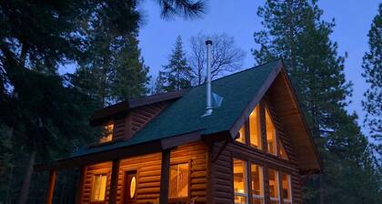 Cozy Log Cabin on 3 Acres Near Lassen Volcanic National Park