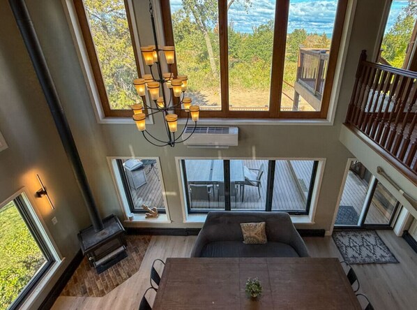 تلفزيون ذكي، مدفأة، كرة قدم الطاولة، كُتُب